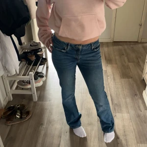 lågmidjade bootcut jeans  - Säljer dessa lågmidjade bootcut jeans från gina pga ingen användning!💗