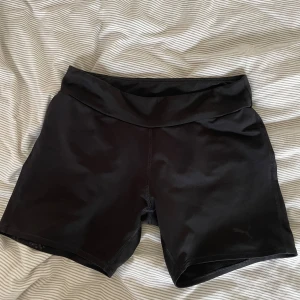 Ett par strechiga träningsshorts - Ett par träningsshorts från Puma 💞 Storleken har suddats ut men de är i storlek M/L😊