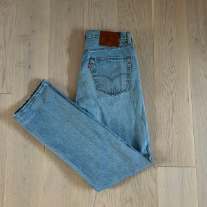 Levis Jeans 501 - Tjena säljer nu mina Levis 501 då dem ej kommer till använding. Dem är i väldigt bra skick. Nypris 1100-1300kr STORLEK: W31 L34 Om ni har frågor så hör av er!