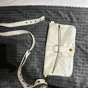 DESIGUAL VÄSKA - Supercool vintageväska från desigual.  Användes förut men trots användningen har den en ynka defekt i färgen. Annars så gott som ny! Får plats med mycket och har två fickor