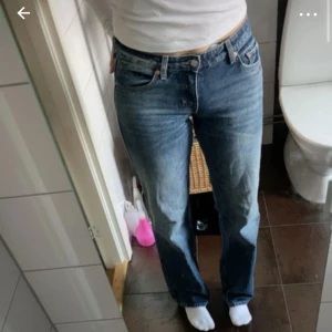 Jeans från Weekday  - Super fina jeans från Weekday i modellen ”Arrow” Sparsamt använda och i super fint skick! 
