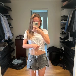 Grå jeanskjol med slitna detaljer - Säljer dessa oanvända jeans shorts som i modellen är lite bredare. Säljer dessa då jag beställt fel storlek 
