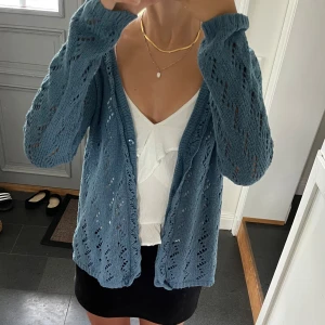 Blå stickad kofta  - Blå stickad kofta från Boysens i fint skick. Kan inte hitta storlek men skulle säga S/M. Använd gärna köp nu❣️