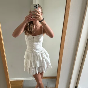 Student klänning - En så fin klänning som jag planerade att ha på min student, helt oanvänd,enbart testad.  prislapp finns kvar. 