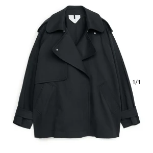 Kort trenchcoat - Från arket och går inte längre att köpa. Den är oversize. 