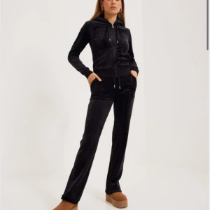 Svart juicy set  - Säljer nu mitt svarta juicy set i XS!  Köpte båda för 1000kr var men säljer för 700kr  använd fåtal gånger men inte använt alls senaste månaderna.  Jätte bra skick! 