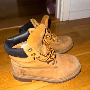 Timberlands kängor. Finns en svart fläck på ena skon därav priset 💕