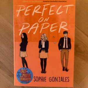 Perfect on Paper av Sophia Gonzales - Bok i nyskick på engelska. Boken är oläst och har obruten rygg. Skriv gärna vid frågor 💕