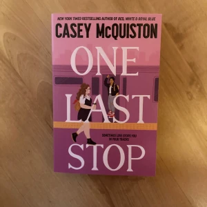 One Last Stop av Casey McQuiston - Bok på engelska i nyskick. Boken är oläst och har obruten rygg. Skriv gärna vid frågor 💕