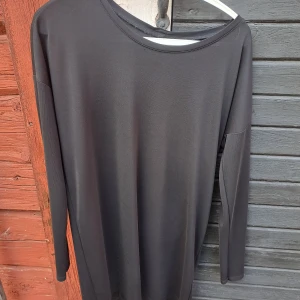 Svart klänning - Svart klänning med bakkedja på ryggen, stl S från Gina Tricot