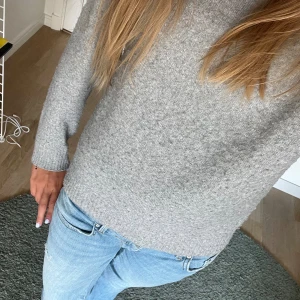 Stickad tröja - Grå stockad tröja, gosig och perfekt till hösten