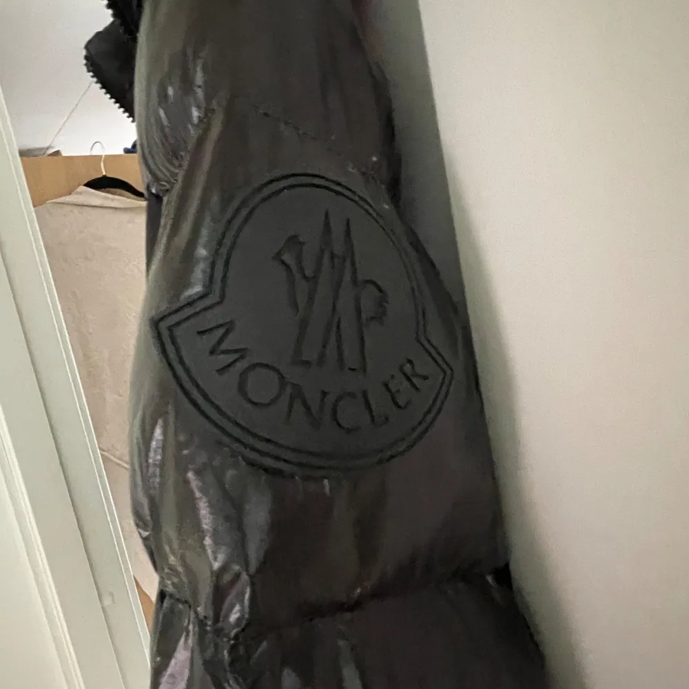 Säljer denna moncler jacka. Är inte säker på om den är äkta men har inget bevis och därav priset. Den har en del defekter då den används som skidjacka. En ficka är trasig (se bild) och även vid halsen. Hör av dig för mer bilder!❤️. Jackor.