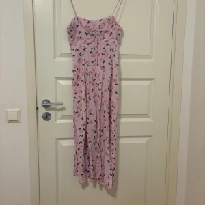 Söt sommarklänning, kommer ej till användning. Köpt på zara 2022 ny pris 399. - Snygg slits, o fin öppen rygg, går att ändra längden på banden. Trevligt material att ha på sig under sommaren! Använd fåtal gånger annars hängt i garderoben :)