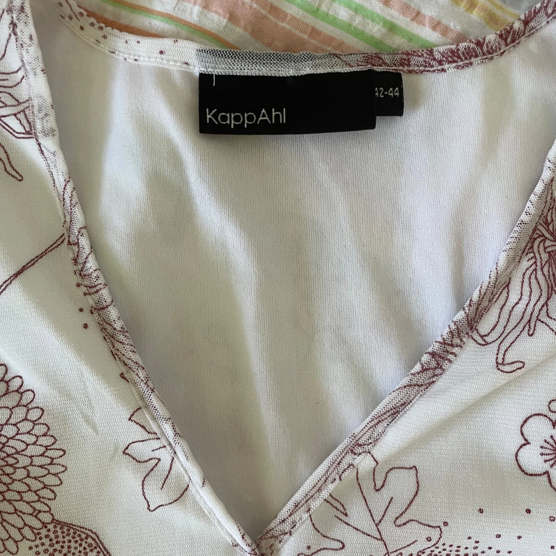 Blommig omlottopp från KappAhl - 90