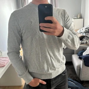 Stickad Ralph Lauren tröja - Säljer min stickade Ralph Lauren tröja perfekt till hösten. Nypris 1699kr jag säljer för 599. Inga defekter.