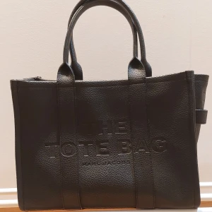 Tote bag - Stor svart tote bag rymmer mycket, axelband medföljer, perfekt för skolan🫶🏼