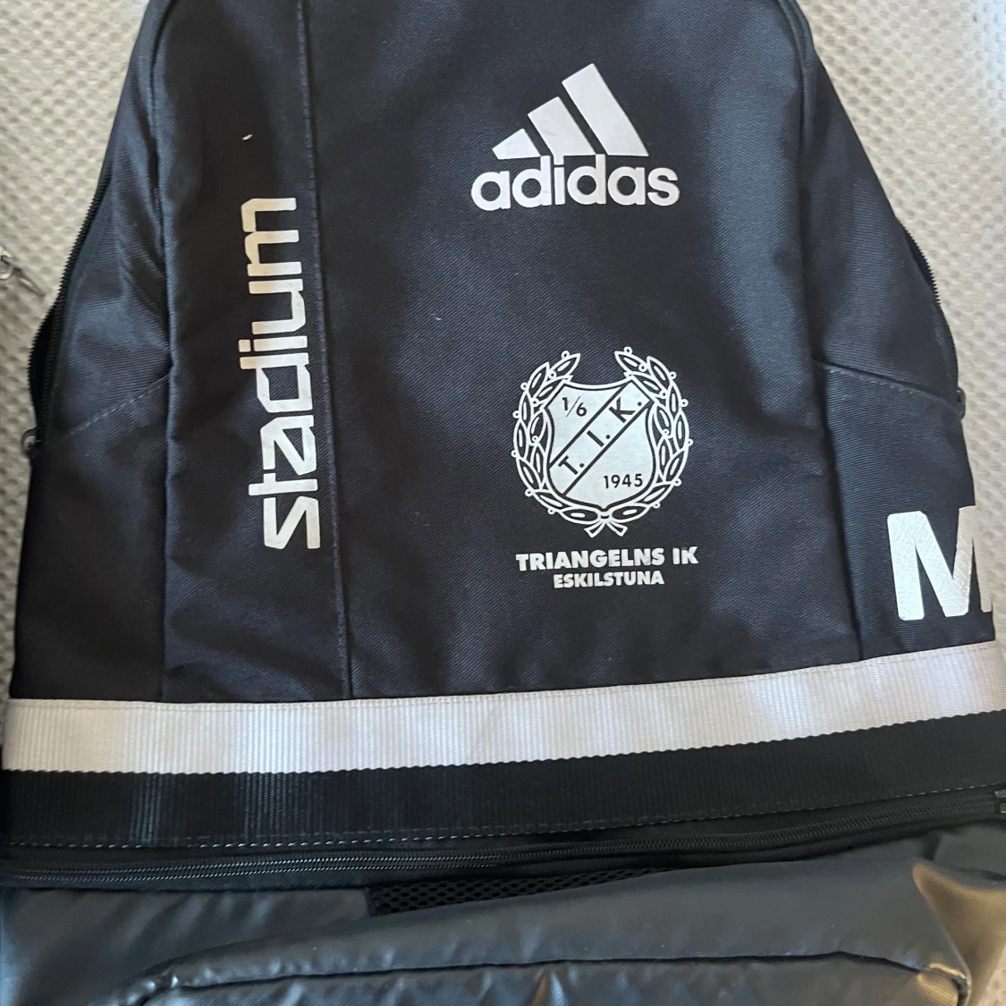 Svart och grå ryggsäck från Adidas - 92