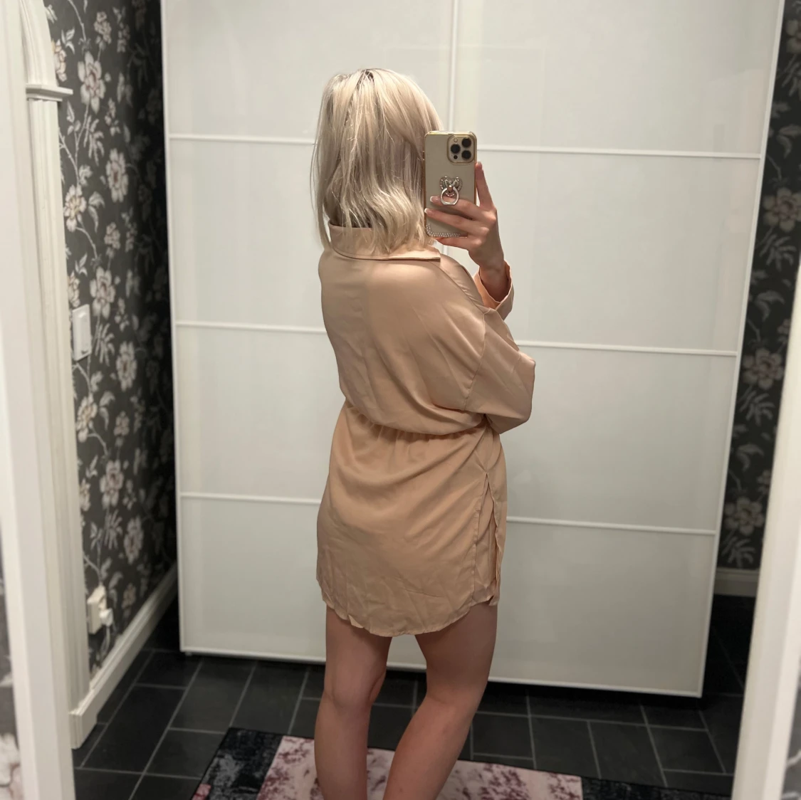 Champagnefärgad kortklänning med knytband - 90