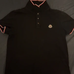 Moncler pike - Hej! Jag säljer min moncler piké eftersom den har blivit för liten för mig. Den är i bra skick och har inga skador. Passar både S och XS. Priset kan diskuteras!