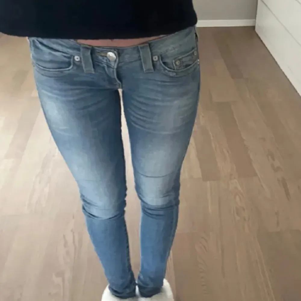 Säljer dessa fina lågmidjade jeansen från true religion💘 väldigt eftertraktade❣️ dem är insydda i midjan så att de passar mig som brukar ha xs i jeans inget man tänker på💗 sprättar man upp dem blir dom nog en s/m💘dem är skinny men går enkelt att sy om. Jeans & Byxor.