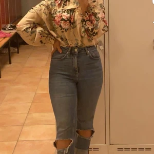 Blommig beige tröja  - I väldigt bra skick, passar storleken S-L