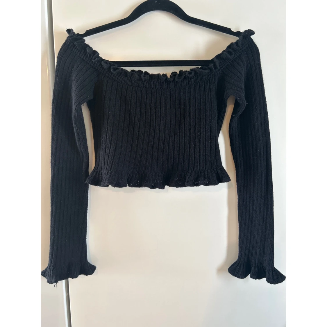 Svart ribbad offshoulder topp - 1