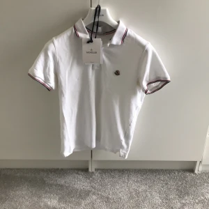 Moncler pike - En Moncler pike som är väldigt stilig. Skick 9/10 då den knappast är använd. Du får med tagen och scannern fungerar. Hör av er vid funderingar!