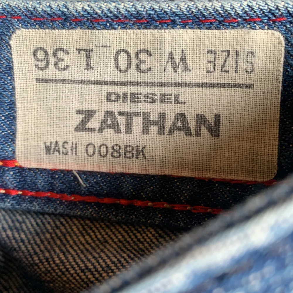 Diesel jeans i fint skick, lite heeldrag men bidrar bara till utseendet. Rak passform  Storlek 30/36 men passar 30/32. Jeans & Byxor.