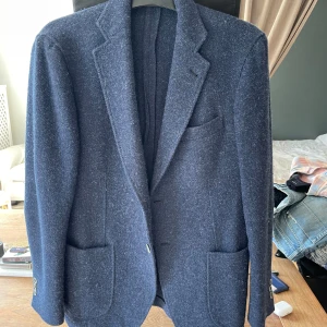 Kavaj av märket Tombolini - Sparsamt använd ullkavaj av det italienska lyxmärket Tombolini i storlek enligt bilden. Köpt i Italien så lite mindre i storleken. 