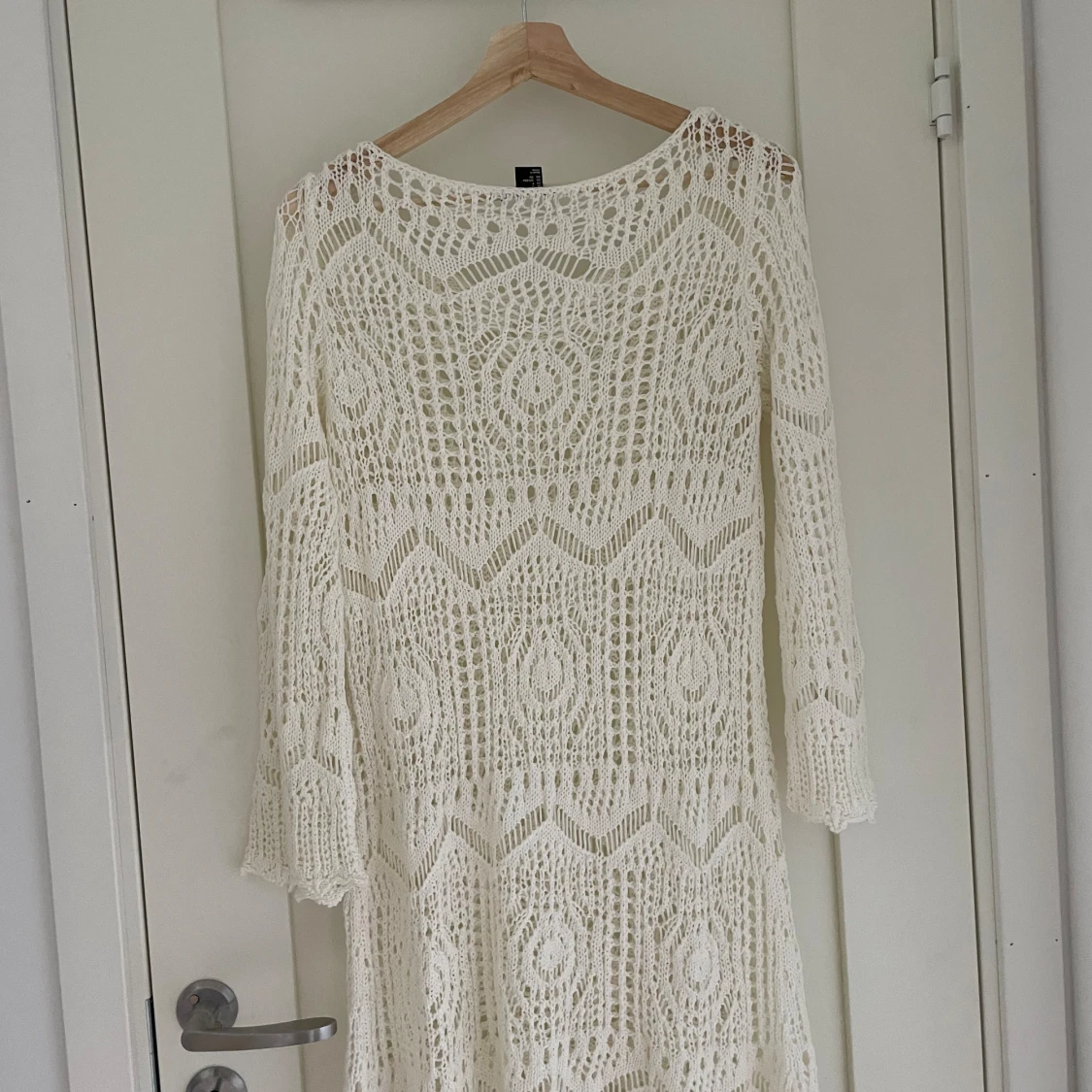 Vit stickad klänning från H&M - 90