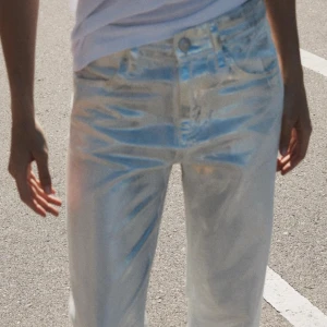 Silvriga jeans 🪩🤍 - Helt slutsålda. Använda 1 gång. Storlek 34 men passar mig som vanligtvis har 36. Är 173cm lång för referens (se sista bilden) 🤍🌟Köptes för 559kr. Mid waist. 