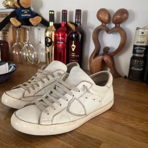 Philippe Models - Vita - strl 41 - Philippe models i strl 41. Lite missfärgade skosnören men går säkert bort i tvättmaskinen.  Mitt pris 1199:- Pris kan diskuteras vid snabb affär!