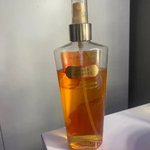Victoria’s Secret Body Mist - Victoria’s secret body mist i doften ”Amber romance”. Inte helt full men ändå ganska mycket kvar💕