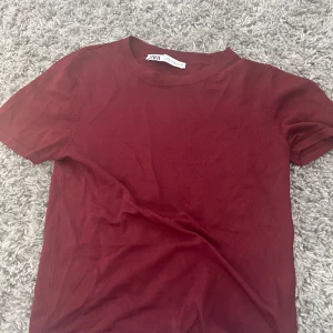 Vinröd t-shirt från zara - Säljer en enkel vinröd t-shirt från zara. jättefin och skön! inga defekter💗