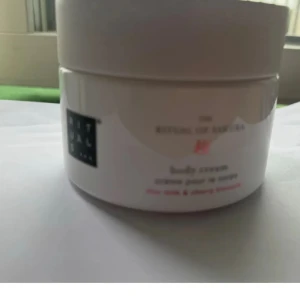 Body Cream från Rituals - En ny lyxig body cream från Rituals, The Ritual of Sakura. Den har en härlig doft av rismjölk och körsbärsblomma. Förpackningen är stilren med en vit burk och ett träliknande lock. Perfekt för att återfukta och ge huden en silkeslen känsla.