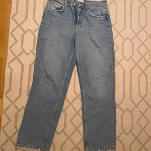 Boyfriendjeans  - Lågmidjade jeans med lös passform från Gina tricot. 