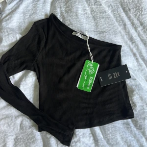 One shoulder  - Så fin topp från Nakd! Aldrig använd❣️ I storlek xs men passar även s❤️