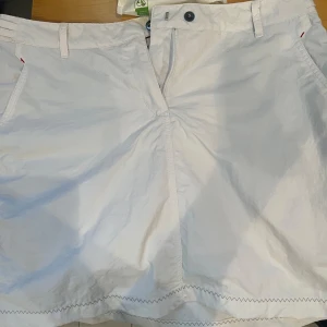 Pelle P kjol - Såå snygg vit kjol från Pelle P, för liten för mig därav säljer jag den. Nypris är 900 kronor 🎀 Frakt tillkommer. 