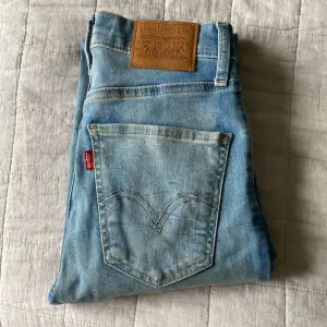 Levis Jeans i den ljusast blå färgen.  Modellen är Mile High Super Skinny. Jeansa är lite blekta i färgen och har en liten fläck på knät där av priset.  Annars har dom INTE några slitage, dom är knappast använda.