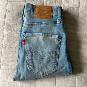 Levis Mile High Super skinny  - Levis Jeans i den ljusast blå färgen.  Modellen är Mile High Super Skinny. Jeansa är lite blekta i färgen och har en liten fläck på knät där av priset.  Annars har dom INTE några slitage, dom är knappast använda.