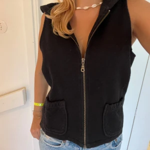 Svart sweatshirt-väst🖤🖤 - Så himla snygg🖤❤️‍🔥inte säker att jag vill sälja så ge bud!