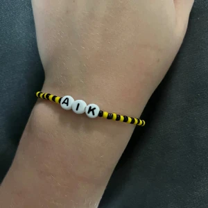 AIK armband🖤💛 - AIK armband! Passar alla typer av handleder🥰 Om du söker ett specifikt lag så kan du komma privat så löser vi det!☺️
