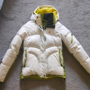 Peak Performance skidjacka vinterjacka  - Fint skick. storlek s. Dun och fjäder.