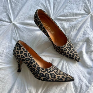 Leopard klackskor - SNYGGASTE vintage leopardmönstrade spetsiga klackskor från Lola Rico. Insidan är i äkta läder. Gjord i Spanien. Fotsula mått: 24 cm. Klack: 8 cm 💕