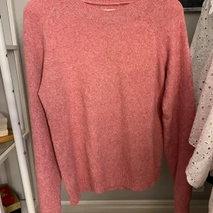 Stickad tröja från Vero Moda i korall/rosa färg - Fin stickad tröja att ha över en tröja eller bara ha på sig. Fin färg och bra kvalitet. 