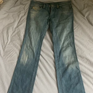 Lågmidjade Diesel bootcut jeans - Så snygga jeans från Diesel med Lågmidjade och bootcut. Fint skick men slitna lite nedtill foten💓