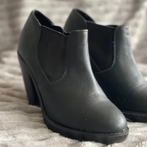 Klackskor st37 - Storlek 37, 7cm klack, svarta