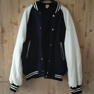 Svart och vit bomberjacka från H&M - Säljer en snygg svart och vit bomberjacka från H&M. Perfekt för en cool och avslappnad stil!  Endast upphämtning (Malmö) Smsa: 0735865563 Mejl: billigafynd.lilja@gmail.com