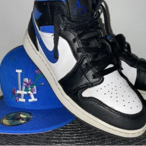 Jordan 1 - Mörkblåa jordan 1, fixad upp och minimala skador, köptes för ca 2 år sedan. Pris kan diskuteras.