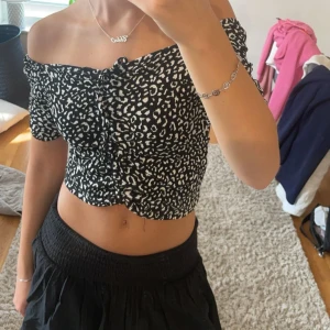 Svart topp - Svartvit off shoulder topp köpt utomlands, aldrig använd. storlek s men passar xs, man kan ha ärmarna på axlarna om man känner för de